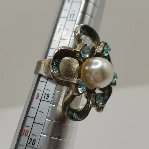 Lot of Five Vintage Costume Rings, Sizes 7-9 (including Trifari) - Picture 7 of 11